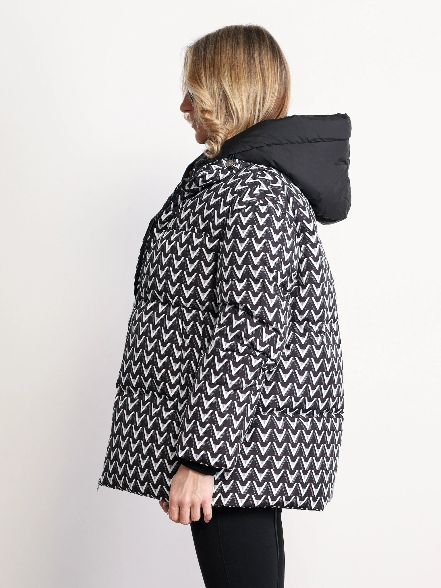 Пуховик с абстрактным принтом черного цвета с капюшоном-манишкой